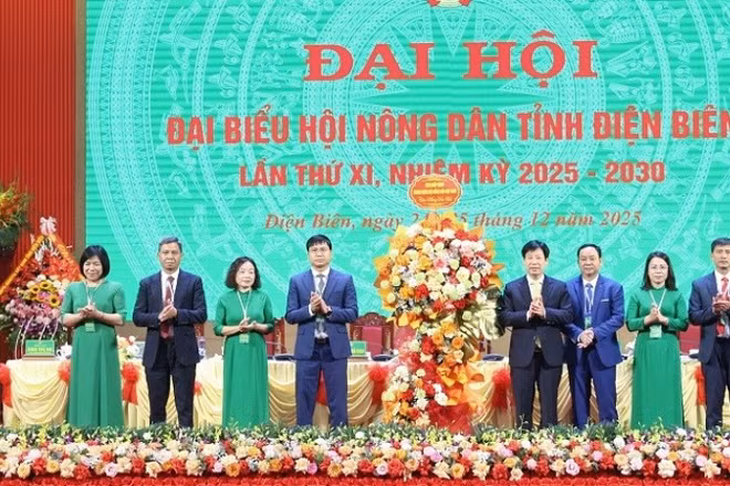 Lãnh đạo Trung ương Hội Nông dân Việt Nam tặng hoa chúc mừng Đại hội đại biểu Hội Nông dân tỉnh Điện Biên lần thứ 11.