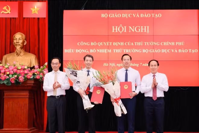 Phó Thủ tướng Lê Tiến Châu và Bộ trưởng Hoàng Minh Sơn chúc mừng hai tân Thứ trưởng Giáo dục và Đào tạo. 