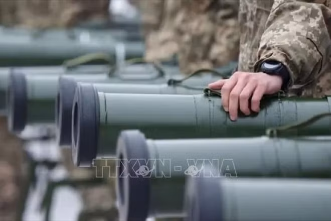 Quân nhân Ukraine tại lễ chuyển giao các thiết bị quân sự và vũ khí hạng nặng tại Kiev. (Ảnh tư liệu: TTXVN) 