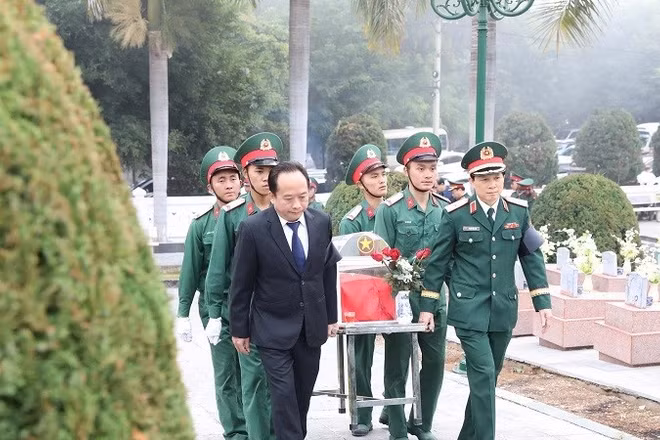 Các đồng chí lãnh đạo tỉnh Điện Biên, Quân khu 2 cùng cán bộ, chiến sĩ, nhân dân các dân tộc Điện Biên di chuyển hài cốt các liệt sĩ về Nghĩa trang liệt sĩ Tông Khao.