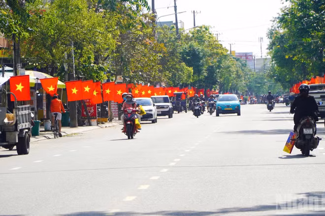 Nhiều tuyến đường ở trung tâm tỉnh lỵ Quảng Nam (cũ) rực rỡ cờ hoa chào đón năm mới 2026.