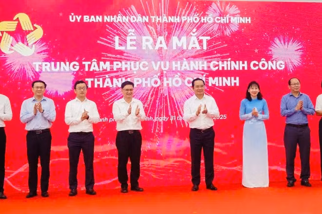 Các đại biểu tại lễ ra mắt.