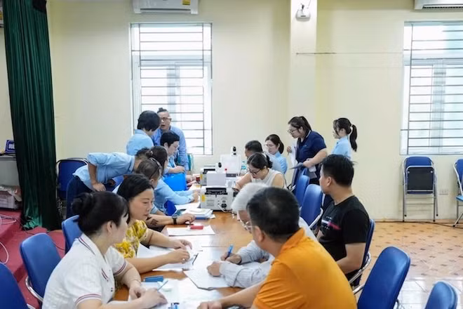 Các hộ dân phường Yên Nghĩa (Hà Nội) làm thủ tục nhận tiền bồi thường giải phóng mặt bằng đường Vành đai 4-Vùng Thủ đô.