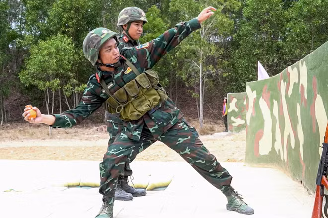 Chiến sĩ mới tập luyện trước kỳ kiểm tra "3 tiếng nổ". (Ảnh: NGUYÊN PHÚ)