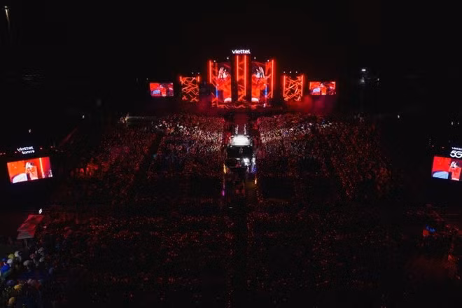 Biển người đỏ rực “đốt nóng” sân khấu Viettel Y-Fest Quảng Ninh 2026 vào tối 17/5. (Ảnh: BTC)