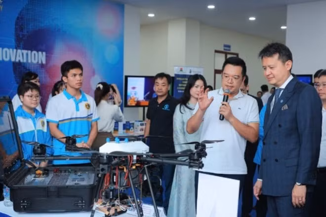 Trong khuôn khổ chuyến thăm và làm việc tại Việt Nam từ 25-26/9/2025, ông Daren Tang, Tổng Giám đốc Tổ chức Sở hữu trí tuệ thế giới (WIPO) tham quan các mô hình công nghệ của sinh viên Học viện Bưu chính viễn thông. 