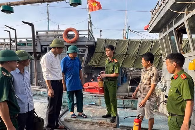 Công an cùng Biên phòng Thanh Hóa hướng dẫn chủ tàu cá, ngư dân sử dụng thiết bị phòng cháy, chữa cháy.