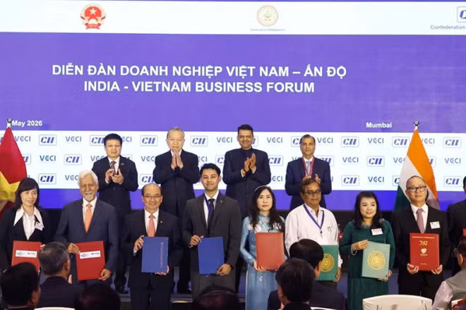 Dưới sự chứng kiến của Tổng Bí thư, Chủ tịch nước Tô Lâm, bà Lê Thị Cẩm Tiên - Chủ tịch hội đồng quản trị BIOWAY Việt Nam (thứ ba từ phải sang), chụp ảnh cùng đại diện PJTAU và các đối tác khác tại lễ ký kết hợp tác giữa doanh nghiệp hai nước.