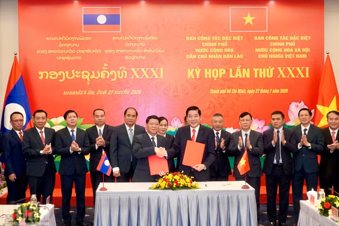 Quang cảnh ký kết biên bản ghi nhớ giữa hai Ban công tác đặc biệt Việt Nam và Lào. 
