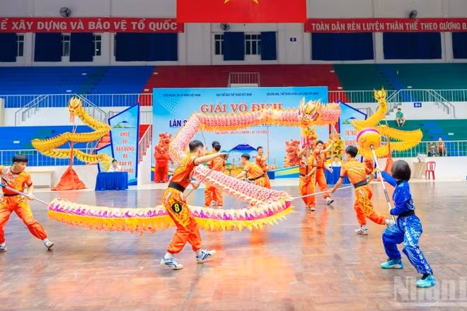 Nội dung múa rồng truyền thống tại tại Giải vô địch các đội mạnh lân sư rồng toàn quốc năm 2025. (Ảnh: Ban tổ chức cung cấp)