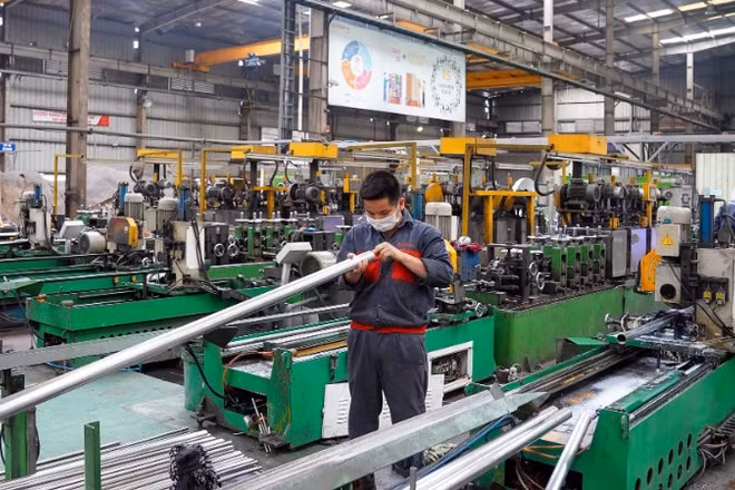 Các chính sách miễn, giảm, gia hạn thuế, phí đã góp phần giảm chi phí đầu vào, hỗ trợ doanh nghiệp vượt qua khó khăn. Trong ảnh: Sản xuất tại Nhà máy thiết bị gia dụng Sơn Hà, khu công nghiệp Phùng, thành phố Hà Nội. (Ảnh: TUỆ NGHI)