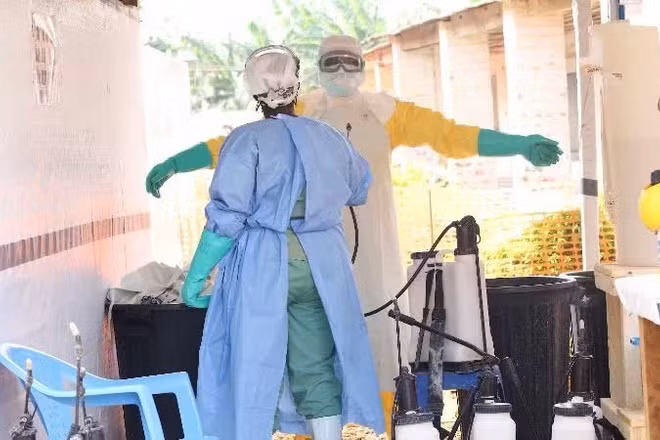 Nhân viên y tế thực hiện khử trùng tại trung tâm điều trị Ebola ở tỉnh Ituri, Cộng hòa Dân chủ Congo. (Ảnh: THX/TTXVN) 