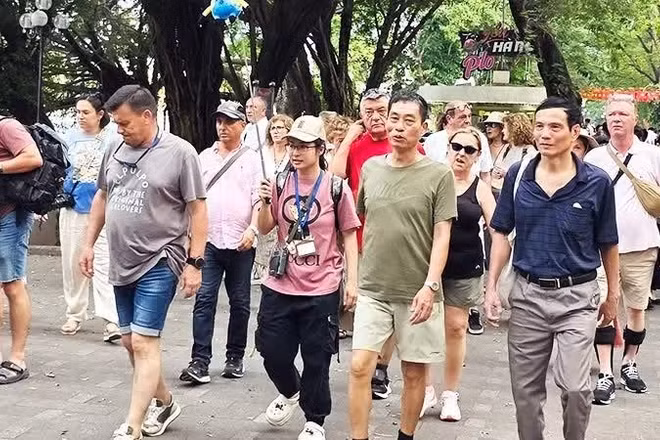 Du khách tham quan hồ Hoàn Kiếm, Hà Nội. (Ảnh: NGUYỆT ANH)