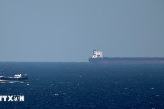 Tàu chở dầu hướng về eo biển Hormuz. (Ảnh: AFP/TTXVN) 