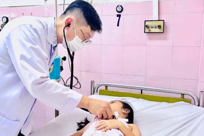 Bác sĩ Bệnh viện Nhân dân Gia Định theo dõi sức khỏe một trường hợp nghi ngộ độc thực phẩm.