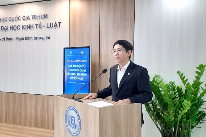 Phó Giáo sư, Tiến sĩ Hoàng Công Gia Khánh, Hiệu trưởng Trường đại học Kinh tế-Luật phát biểu tại tọa đàm.