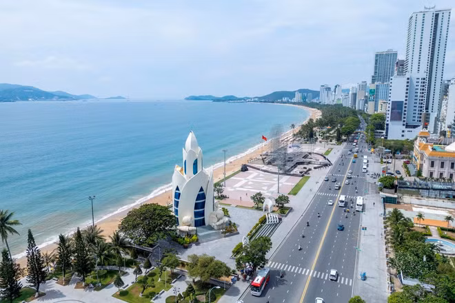 Tháp Trầm hương tọa lạc tại Quảng trường 2/4, thành phố Nha Trang, tỉnh Khánh Hòa. (Ảnh MỸ HÀ)