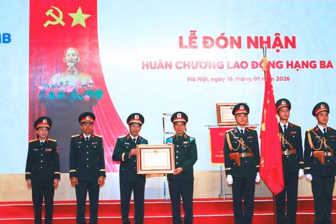 Đại tướng Phan Văn Giang trao Huân chương Lao động hạng Ba tặng MB. (Ảnh: mod.gov.vn)