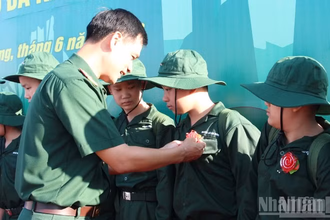 Động viên các chiến sĩ nhỏ sẵn sàng xuất quân.