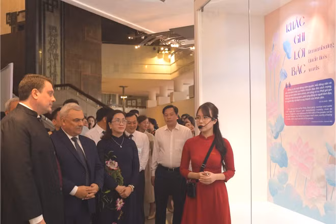 Khách tham quan triển lãm “Những tấm gương bình dị mà cao quý” tại Bảo tàng Hồ Chí Minh.