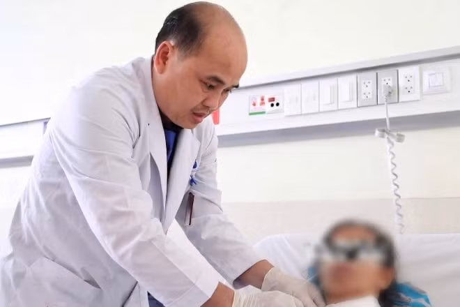 Bác sĩ thăm khám bệnh nhân sau phẫu thuật. (Ảnh: Bệnh viện cung cấp)