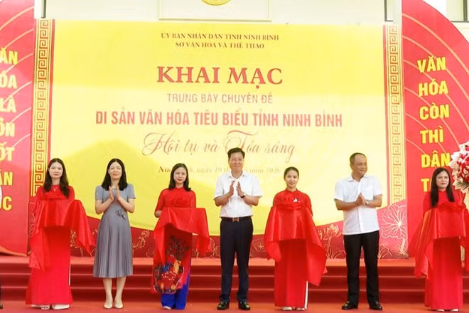 Các đồng chí lãnh đạo tỉnh, Sở Văn hóa, Thể thao tỉnh Ninh Bình cắt băng khai mạc trưng bày Di sản văn hóa tiêu biểu tỉnh Ninh Bình.