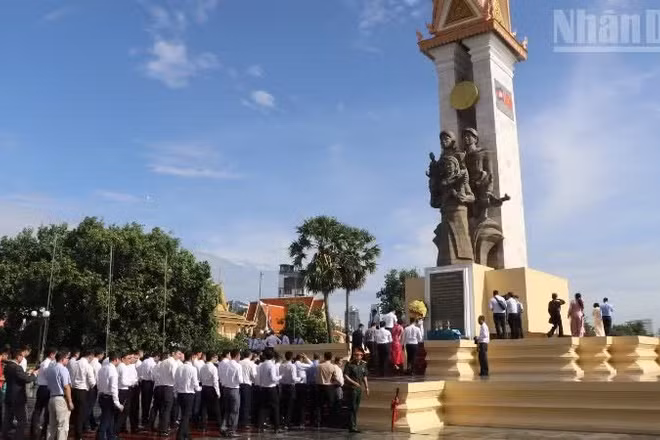 Các đại biểu thành kính dâng hoa, dâng hương tưởng nhớ các Anh hùng liệt sĩ, các chiến sĩ quân tình nguyện và chuyên gia Việt Nam đã hy sinh vì sự nghiệp giải phóng dân tộc, bảo vệ Tổ quốc và thực hiện nghĩa vụ quốc tế cao cả, giúp nhân dân Campuchia thoát khỏi thảm họa diệt chủng. (Ảnh: HUY VŨ) 