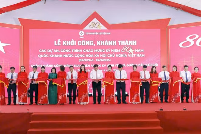 Các đại biểu thực hiện nghi thức khánh thành công trình Trạm biến áp 500kV Vĩnh Yên và đường dây đấu nối.