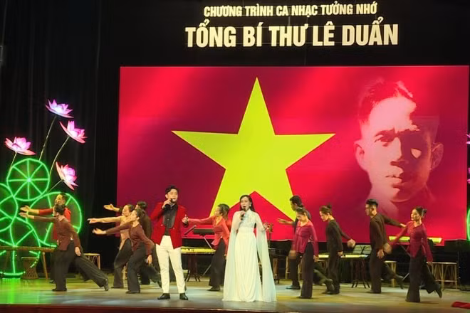 Các nghệ sĩ biểu diễn trong chương trình tưởng nhớ Tổng Bí thư Lê Duẩn tại Thành phố Hồ Chí Minh.