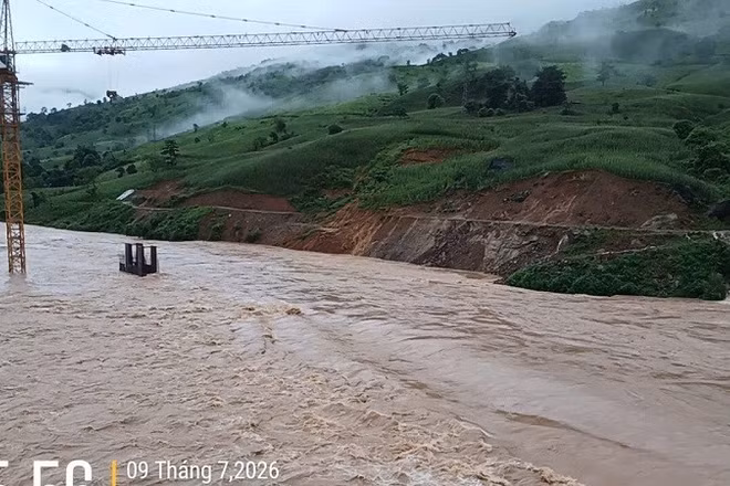 Do ảnh hưởng mưa lớn trong đêm 8/7 khiến Quốc lộ 6 (đoạn qua địa bàn xã Nậm Nèn), tỉnh Điện Biên bị ngập lụt. 