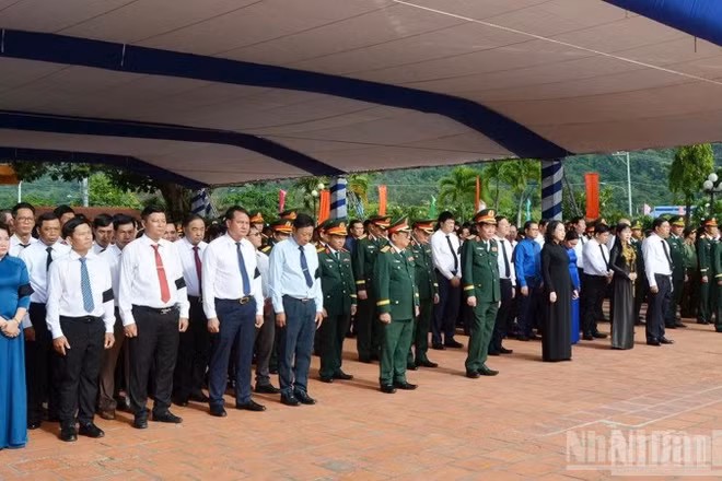 Đại biểu mặc niệm tưởng nhớ các Anh hùng liệt sĩ anh dũng hy sinh.
