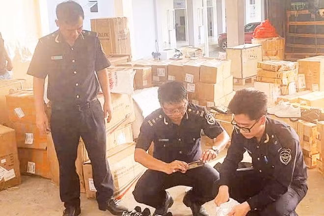 Sản phẩm nghi vấn giả mạo nhãn hiệu nổi tiếng của Công ty trách nhiệm hữu hạn Thương mại và xuất nhập khẩu Lộc Thành bị Hải quan cửa khẩu quốc tế Bình Hiệp (tỉnh Tây Ninh) thu giữ.