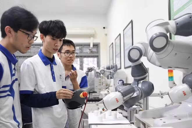 Giáo dục, hướng nghiệp giúp sinh viên, thanh niên phát huy khả năng sáng tạo, học tập, làm việc. (Ảnh: THÚY QUỲNH)