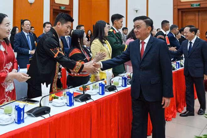 Đồng chí Trần Cẩm Tú, Ủy viên Bộ Chính trị, Thường trực Ban Bí thư với các Bí thư chi bộ xuất sắc toàn quốc năm 2026. (Ảnh: DUY LINH)
