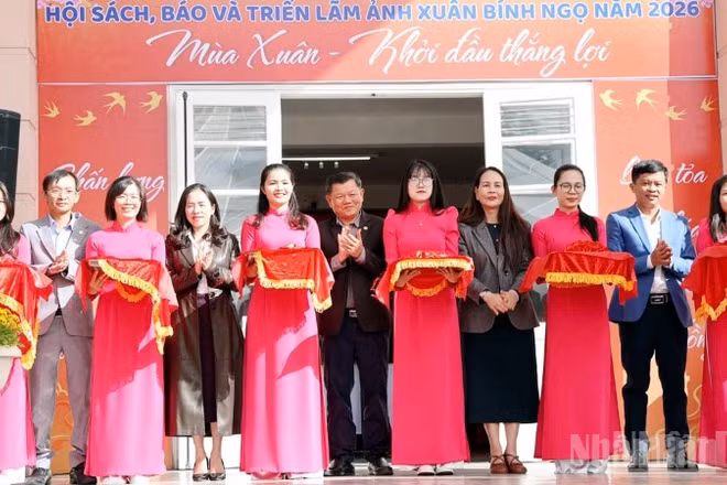 Đại biểu thực hiện nghi thức khai mạc Hội sách, báo và triển lãm ảnh Xuân Bính Ngọ năm 2026.