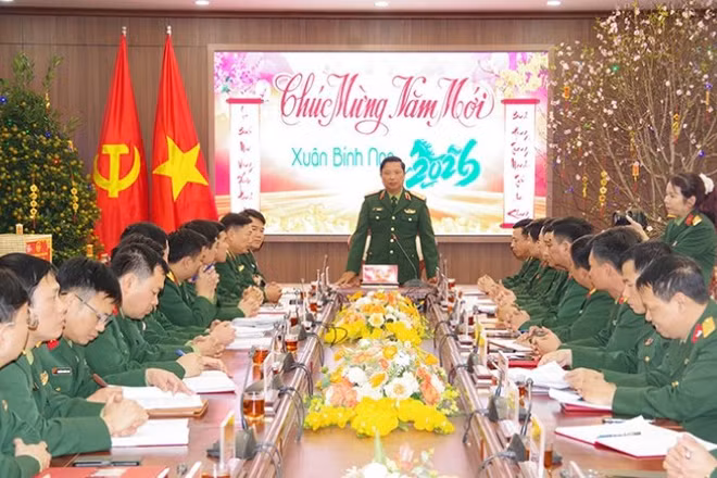 Quang cảnh buổi làm việc, chúc Tết tại Bộ chỉ huy Quân sự tỉnh Thanh Hóa.