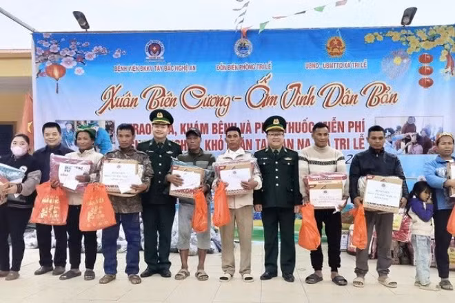 Đồn Biên phòng Tri Lễ phối hợp trao tặng quà cho đồng bào.
