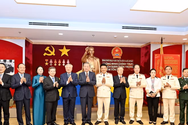 Tổng Bí thư Tô Lâm cùng các đại biểu dự Lễ kỷ niệm 65 năm Ngày truyền thống ngành kiểm sát nhân dân (26/7/1960-26/7/2025), đón nhận danh hiệu Anh hùng Lao động và Đại hội thi đua yêu nước ngành kiểm sát nhân dân lần thứ VII. (Ảnh: ĐĂNG KHOA)
