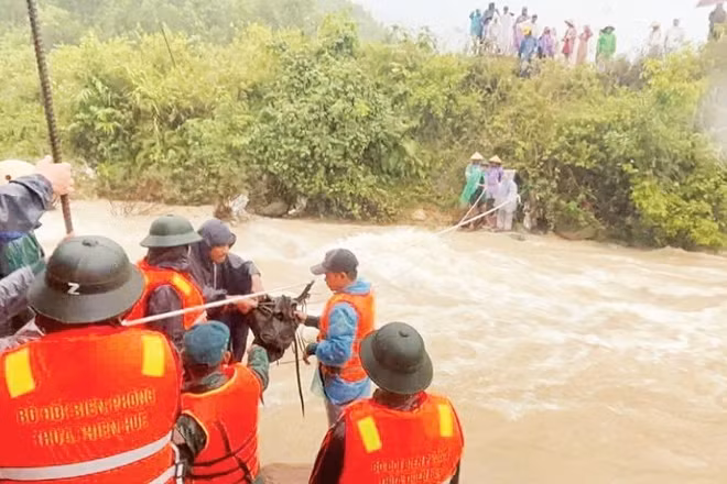 Đồn Biên phòng Cửa khẩu Hồng Vân (thành phố Huế) cùng các lực lượng công an, quân sự, dân quân địa phương tổ chức cứu trợ người dân thôn Ta Lo A Hố (xã Hồng Vân trước đây) bị cô lập, chia cắt trong mưa lũ. (Ảnh: CÔNG HẬU)