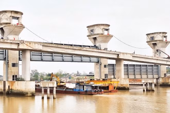 Đập ngăn mặn, trữ ngọt trên sông Lèn phục vụ sản xuất, đời sống nhân dân phía đông bắc tỉnh Thanh Hóa.