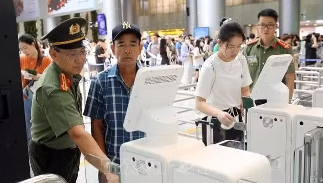 Việc kết nối dữ liệu điện tử góp phần nâng cao hiệu quả quản lý xuất nhập cảnh và nghĩa vụ thuế. (Ảnh: TTXVN) 