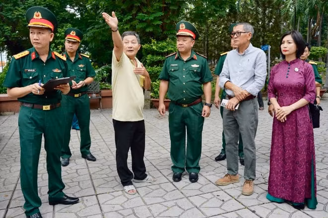 Các nhân chứng trao đổi thông tin với Thủ trưởng Bộ Tư lệnh Thành phố Hồ Chí Minh. (Ảnh: HỮU TÂN) 