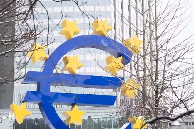 Biểu tượng đồng euro tại Frankfurt (Đức). (Ảnh: THX/TTXVN) 