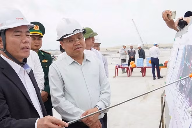 Ủy viên Trung ương Đảng, Bí thư Tỉnh ủy Quảng Trị Nguyễn Văn Phương và Phó Chủ tịch Ủy ban nhân dân tỉnh Lê Đức Tiến kiểm tra tiến độ thi công tại dự án Khu bến cảng Mỹ Thủy.