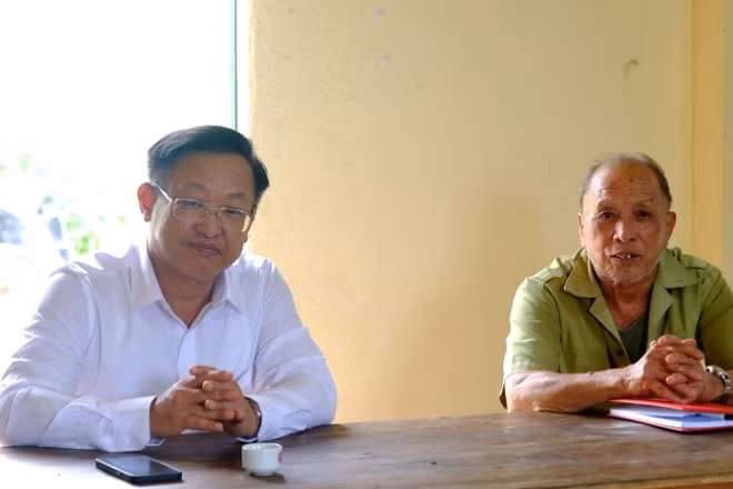 Đồng chí Giàng Seo Vần - Bí thư Đảng ủy xã Mường Khương (áo trắng) tiếp xúc cử tri.