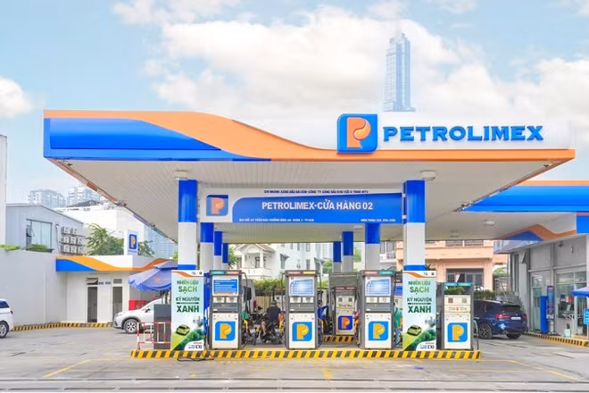 Cửa hàng xăng dầu của Petrolimex sẵn sàng cung ứng xăng E10 đáp ứng nhu cầu của khách hàng. 