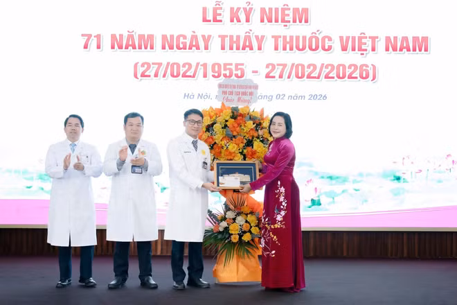Phó Chủ tịch Quốc hội Nguyễn Thị Thanh tặng hoa và quà chúc mừng Bệnh viện E.