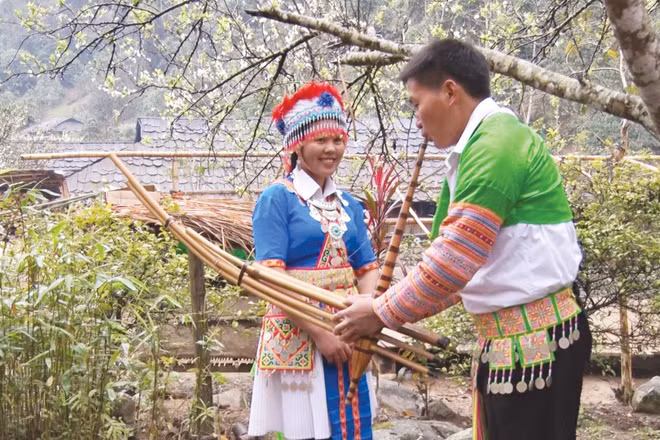 Người H,Mông tại bản Mùa Xuân gặp gỡ đầu năm mới.