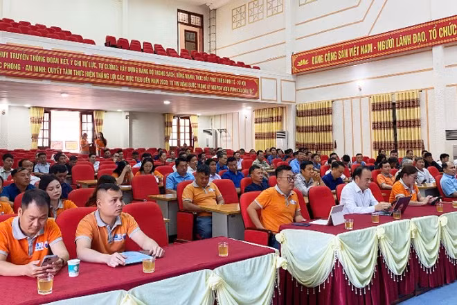 Lớp tập huấn nhằm trang bị kiến thức về biến đổi khí hậu, tai biến địa chất cho trưởng thôn, cán bộ xã trên Cao nguyên đá Đồng Văn.