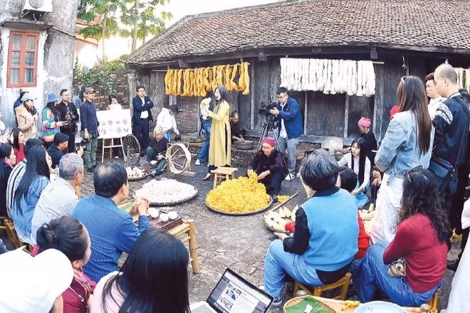 Khách du lịch tham quan, trải nghiệm tại Làng nghề dệt đũi Nam Cao, xã Lê Lợi, tỉnh Hưng Yên (Ảnh: NGUYỄN ĐĂNG)